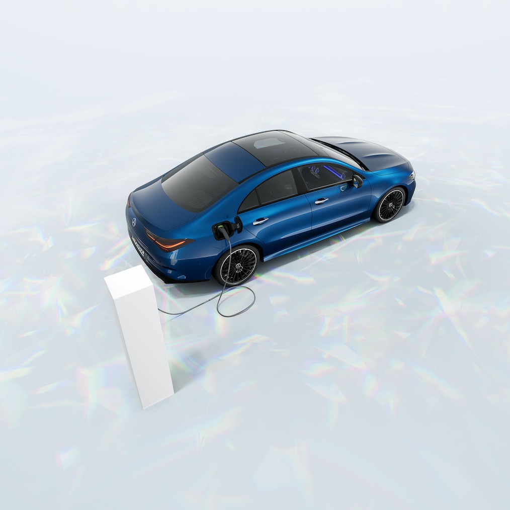 Az EQ hibrid technológiával rendelkező Mercedes-Benz CLA 250 e Coupé egy töltőállomáson áll.