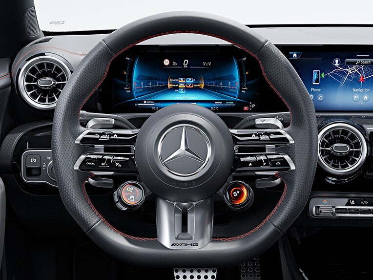 A Mercedes-AMG CLA Coupé nappa bőr Performance kormánykereke.