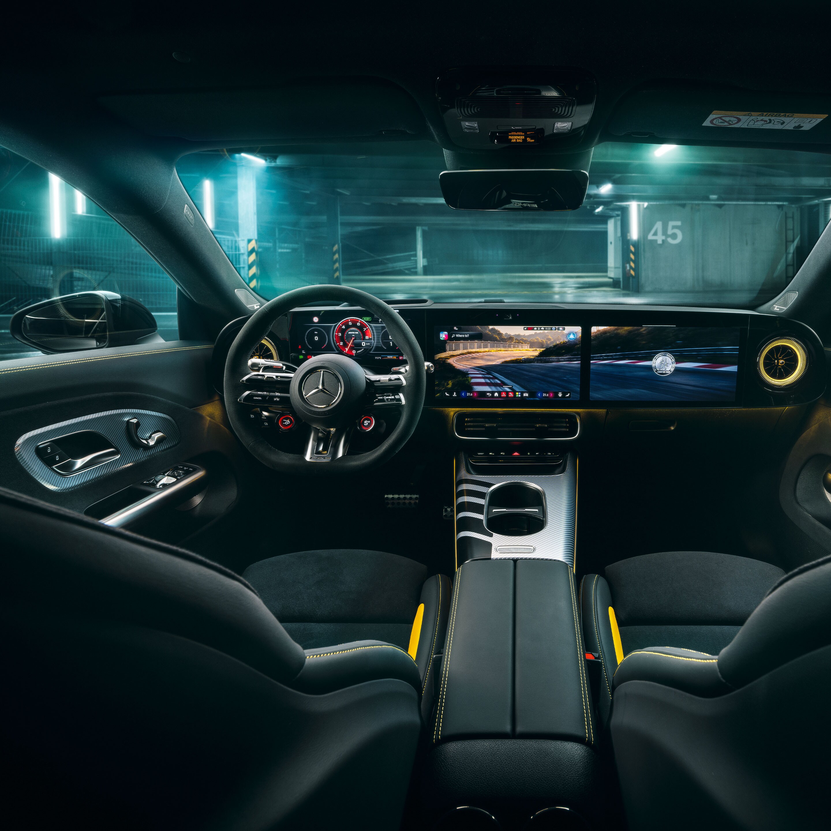 A vadonatúj elektromos Mercedes-AMG CLA 45 4MATIC+ belső tere.