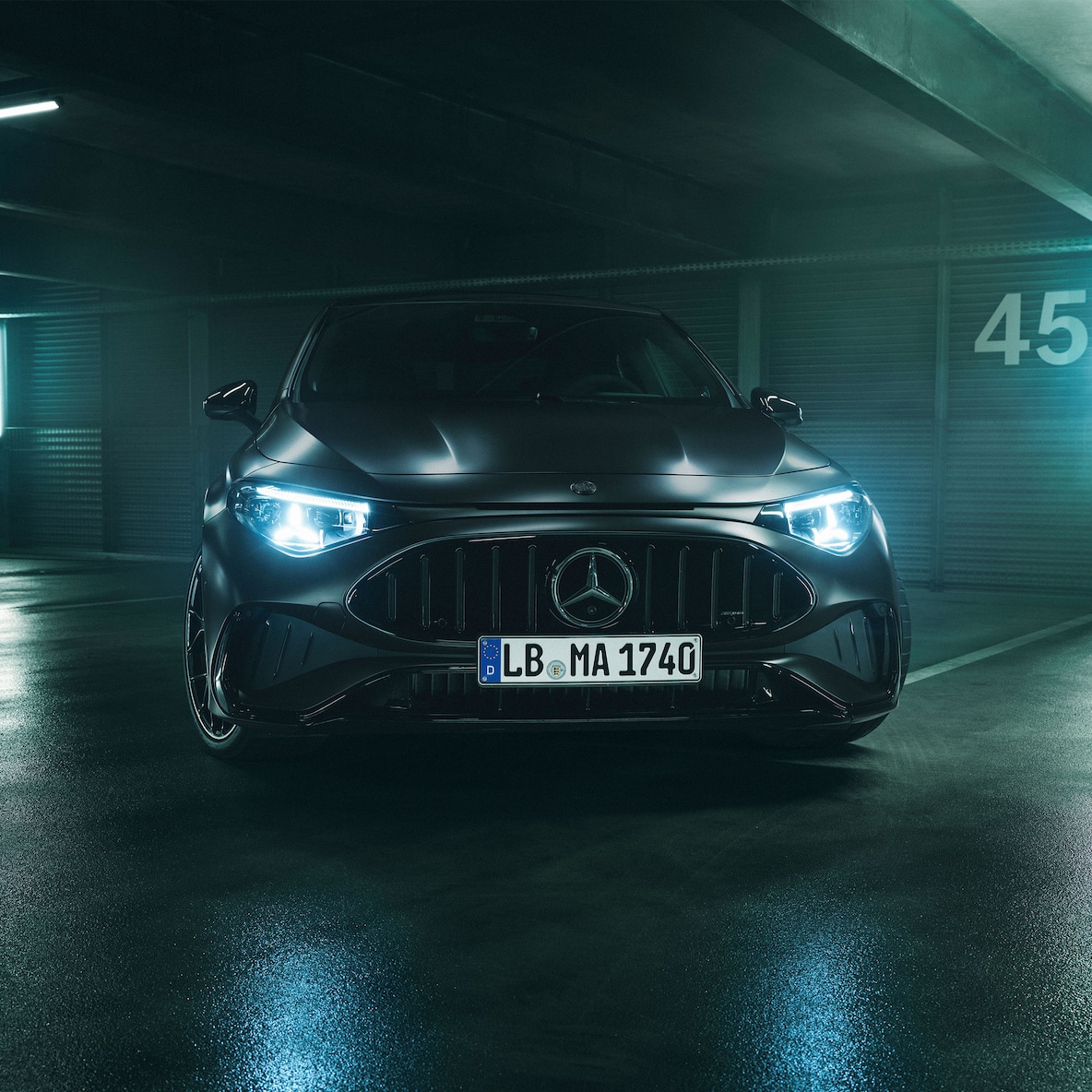 A vadonatúj elektromos MerAz új, elektromos Mercedes-AMG CLA 45 S 4MATIC+ AMG-specifikus frontrésze.cedes-AMG CLA 45 4MATIC+ S AMG-specifikus orr-része.