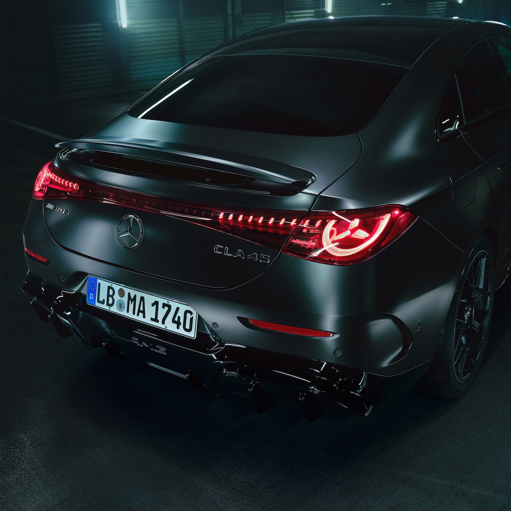 A vadonatúj elektromos Mercedes-AMG CLA 45 4MATIC+ AMG hátsó része.