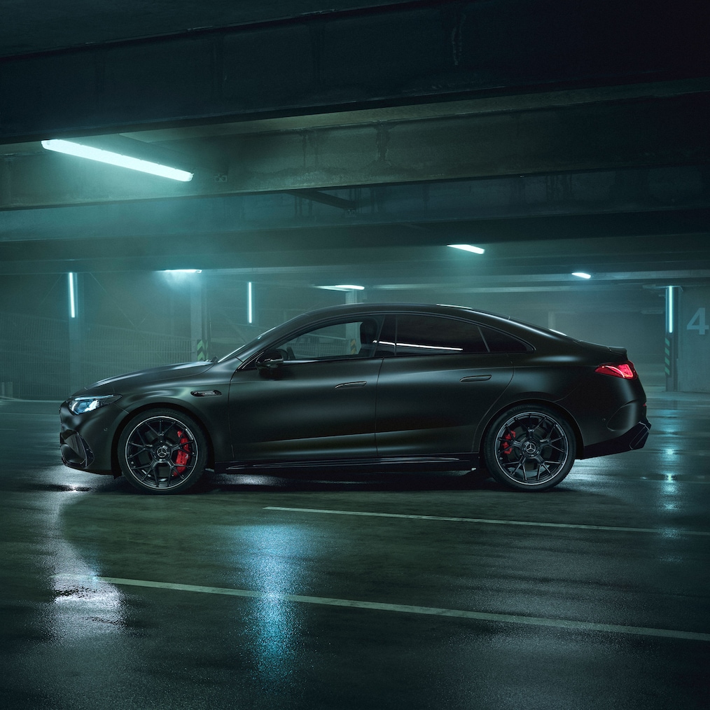 Az új, elektromos Mercedes-AMG CLA 45 4MATIC+ MANUFAKTUR grafitszürke magno fényezéssel.