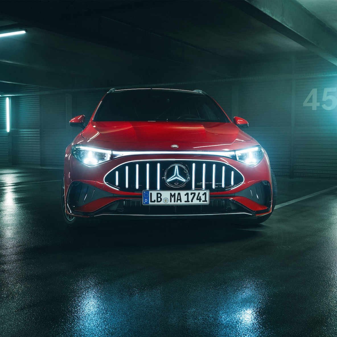 Az új, elektromos Mercedes-AMG CLA 45 4MATIC+ Shooting Brake AMG-specifikus frontrésze.