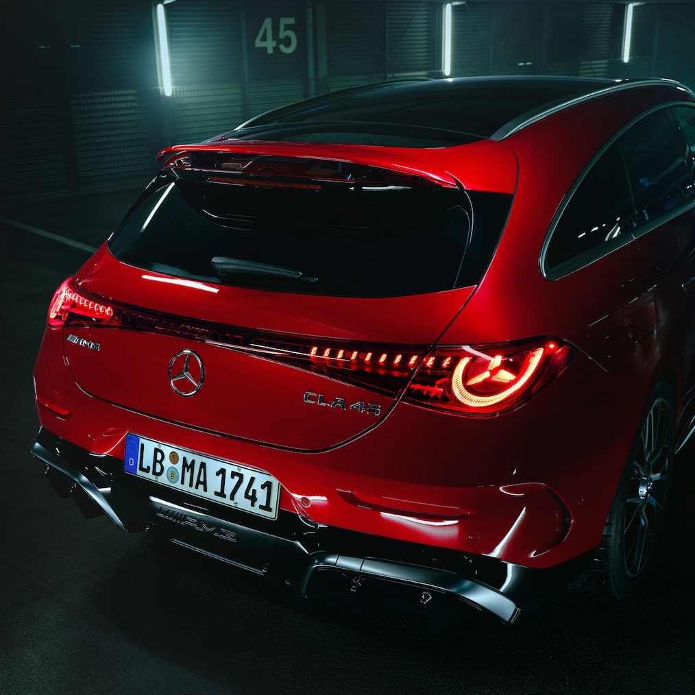 Az új, elektromos Mercedes-AMG CLA 45 4MATIC+ Shooting Brake AMG-specifikus hátsó része.