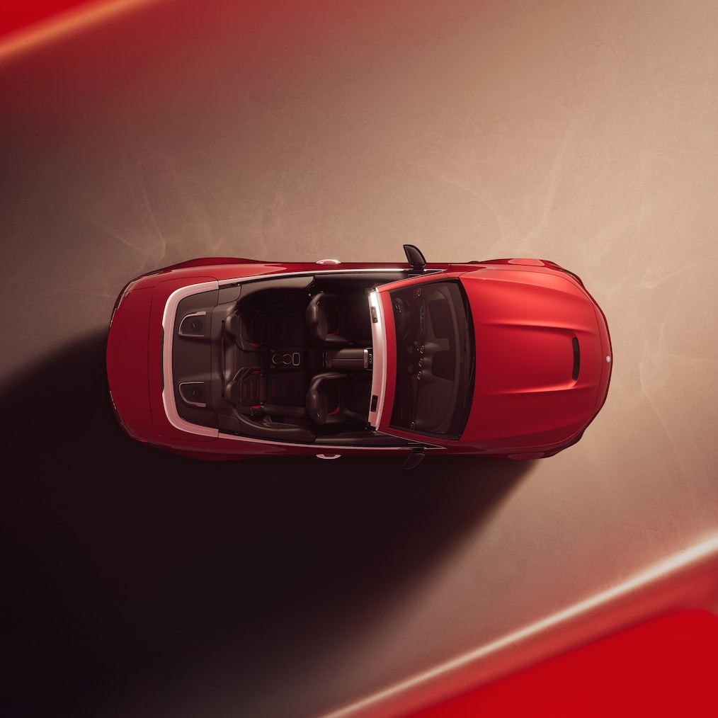 A Mercedes-AMG CLE 53 4MATIC+ Cabriolet elülső oldalnézetben.