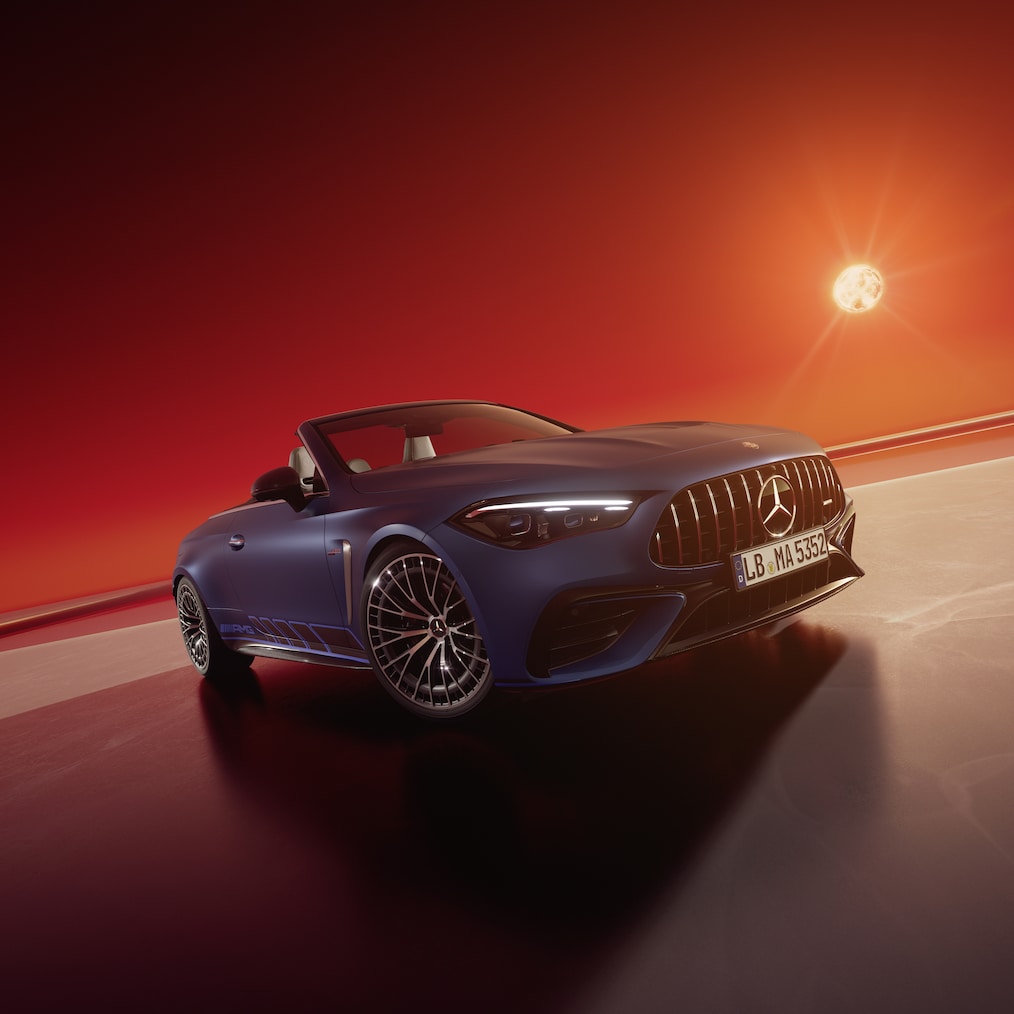 Narancssárga háttér előtt egy sötétkék CLE Cabriolet Limited Edition a Mercedes-AMG-től.