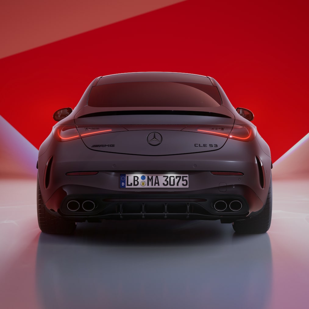 A Mercedes-AMG CLE 53 4MATIC+ Coupé elülső oldalnézetben (vagy hátulnézetben).