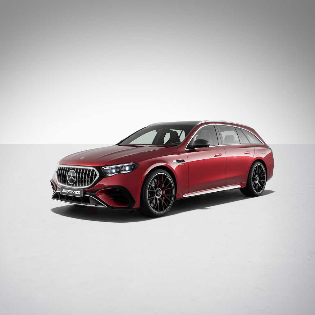 A Mercedes-AMG E 53 HYBRID 4MATIC+ T-modell elülső oldalnézetből AMG Night I & II csomaggal.