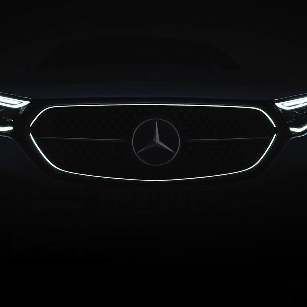 A Mercedes-Benz E-osztály T-modell megvilágított hűtőrácsa.