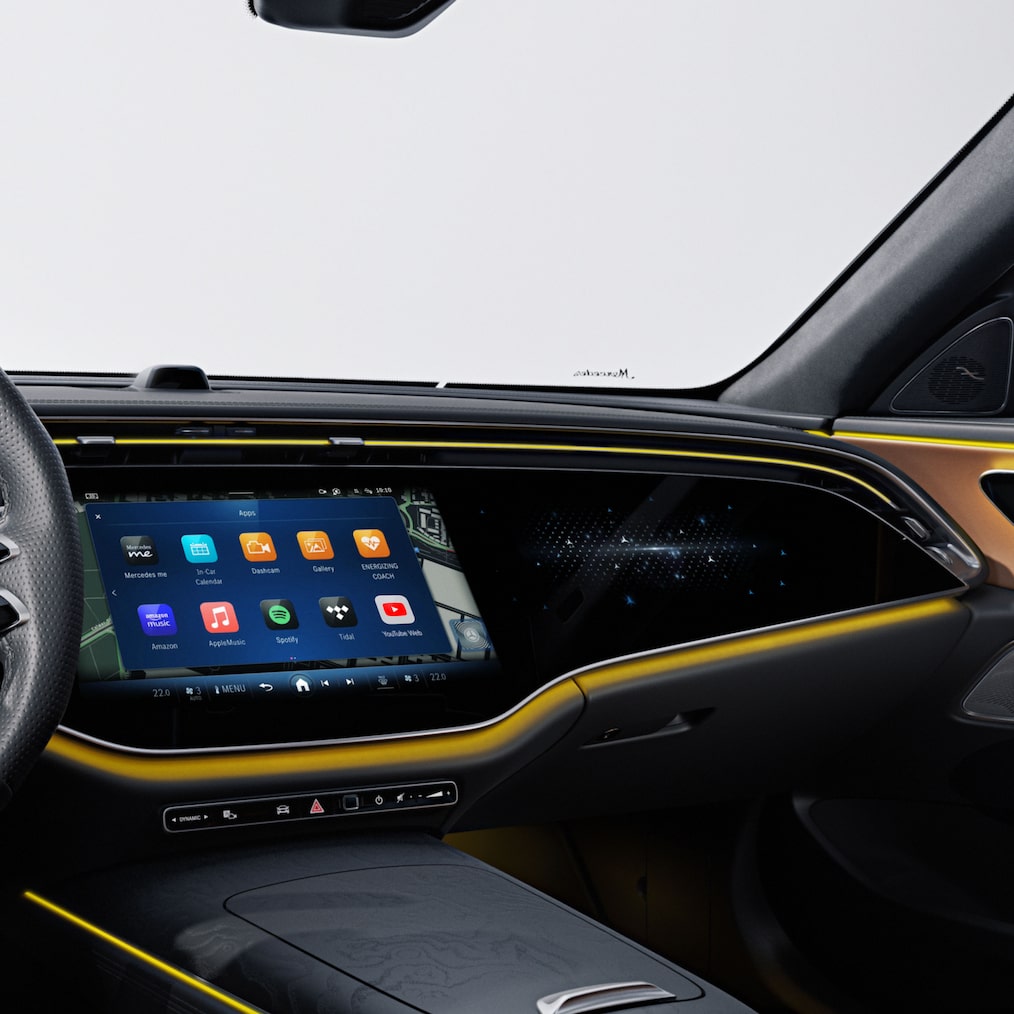Az MBUX Superscreen a Mercedes-Benz E-osztály T-modellben.