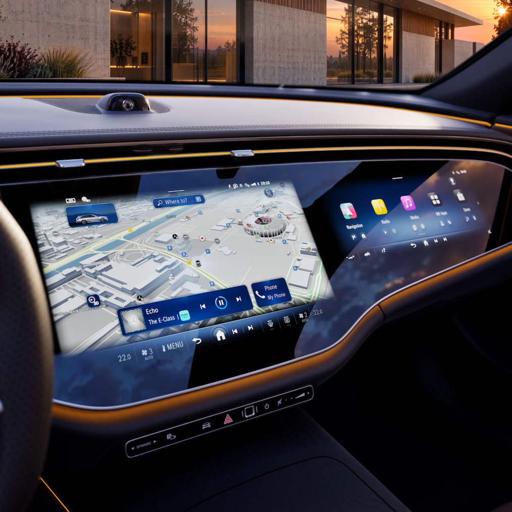 Az MBUX Superscreen a Mercedes-Benz E-osztály T-modellben.
