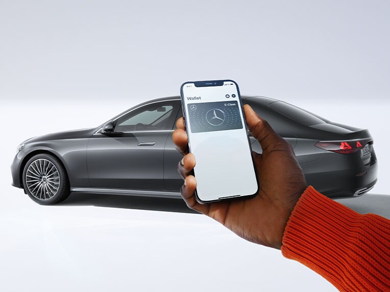 A digitális gépkocsikulcs az új Mercedes-Benz E-osztály limuzinban.