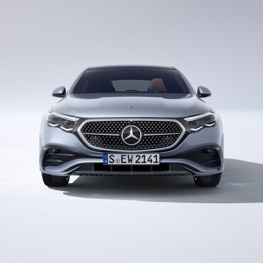A Mercedes-Benz E-osztály limuzin elölnézetben.