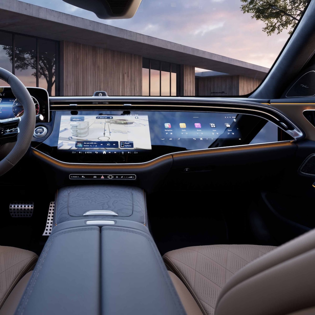 Az MBUX Superscreen szelfi- és videokamerával a Mercedes-Benz E-osztály limuzinban.