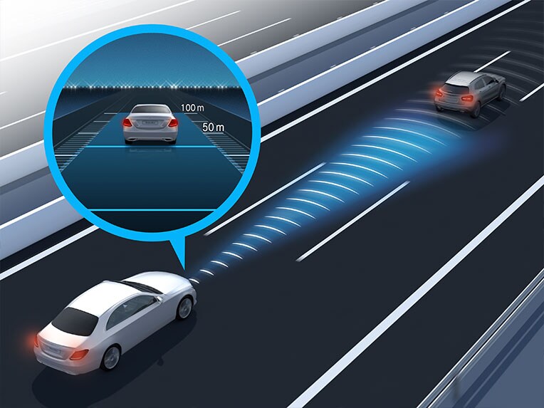 A DISTRONIC aktív követésitávolság-tartó asszisztens az új Mercedes-Benz EQA-ben.