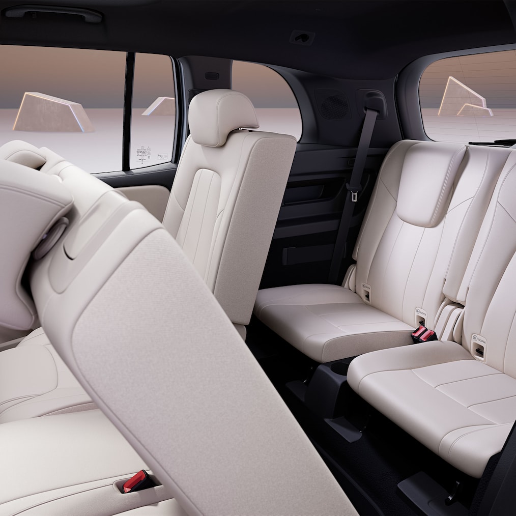 Kilátás a nyitott hátsó oldalajtón keresztül a 2. és 3. üléssorral.