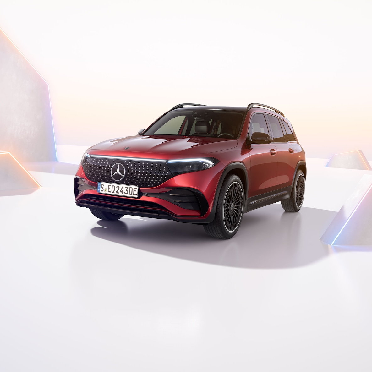 A Mercedes-Benz EQB elülső oldalnézete.