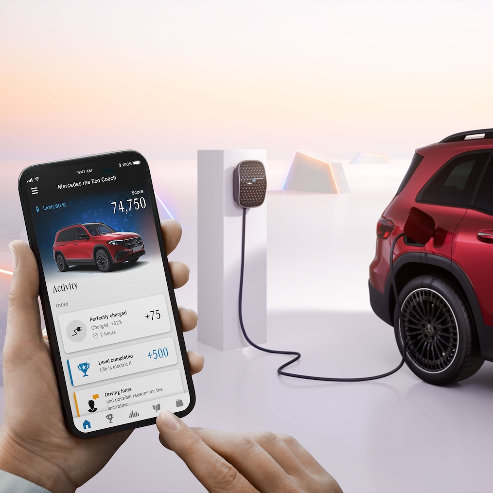 A Mercedes-Benz EQB, amelyet éppen egy töltőállomáson töltenek.