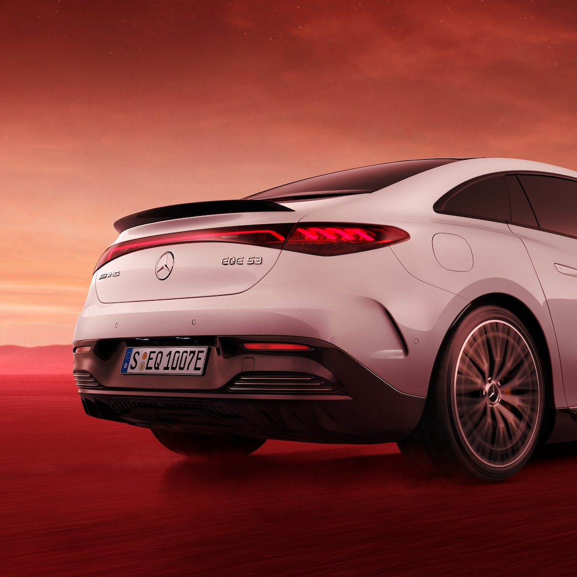 A Mercedes-AMG EQE 53 4MATIC+ hátulnézete a csomagtartóra és a spoilerre közelítve, alulról.