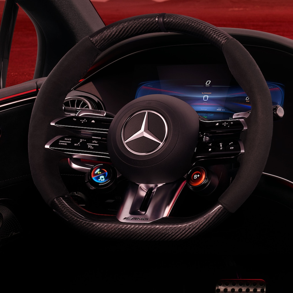 Az AMG kormánykerék gombjai a Mercedes-AMG EQE limuzin belsejében.