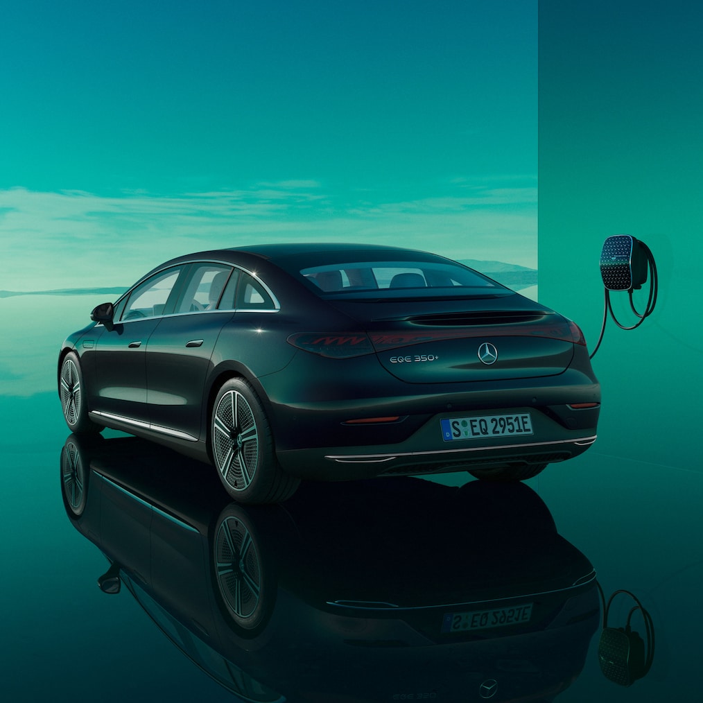Az EQE limuzin töltése egy külön rendelhető Mercedes Benz Wallboxon.
