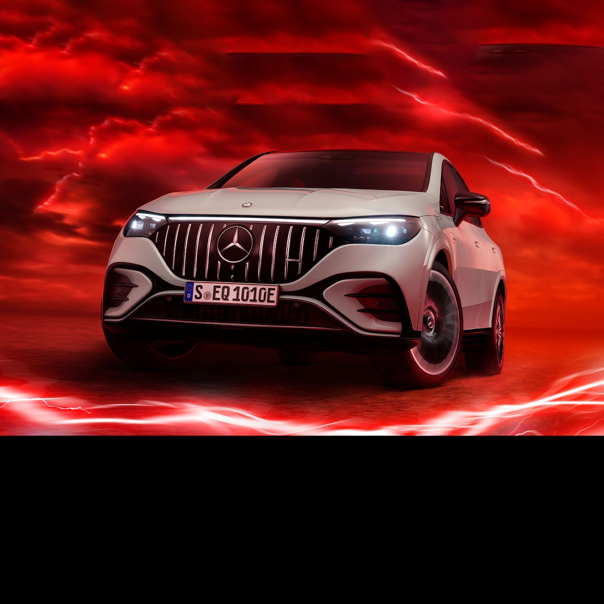 A Mercedes-AMG EQE 53 4MATIC+ elölnézetben egy piros háttér előtt.