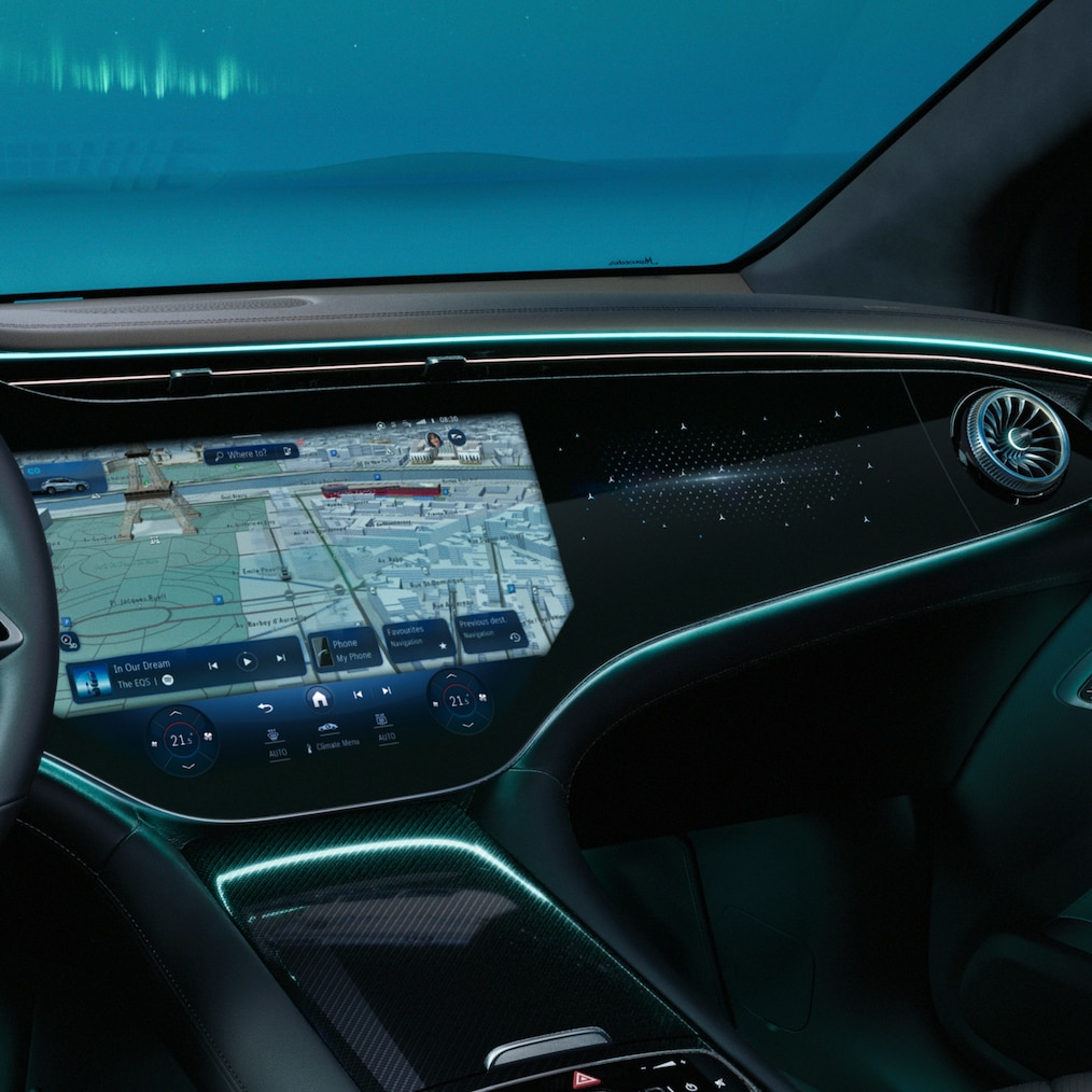 A Mercedes-Benz EQE SUV-ban található MBUX Hyperscreen elölnézetből.