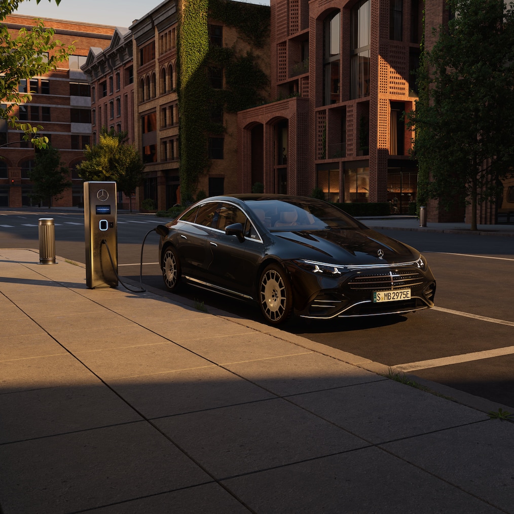 Töltés az új, tisztán elektromos Mercedes-Benz EQS modellel.