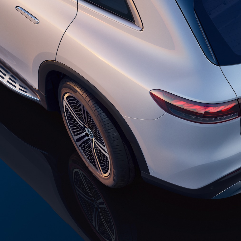 Felülről készített kép, amely az EQS SUV bal hátsó részét mutatja enyhén elfordított hátsó kerékkel.