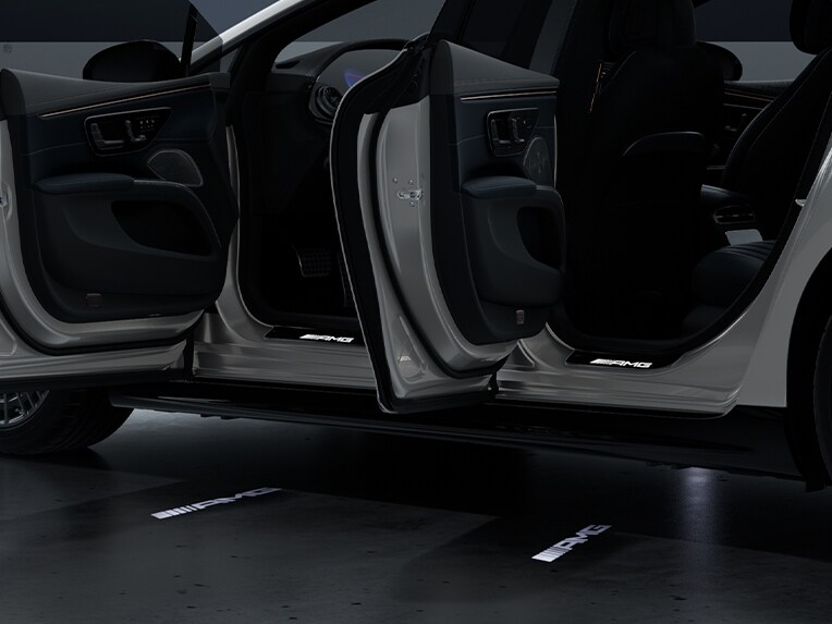 A Mercedes-AMG EQS limuzin környezetmegvilágítása animált kivetítéssel.