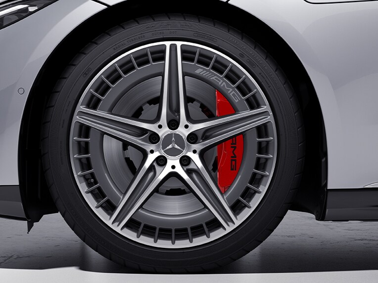 A Mercedes-AMG 53 4MATIC+ pirosra fényezett féknyergek.