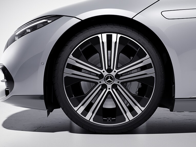 Az 55,9 cm-es (22"), 5 duplaküllős könnyűfém keréktárcsák a Mercedes-Benz EQS limuzinban.