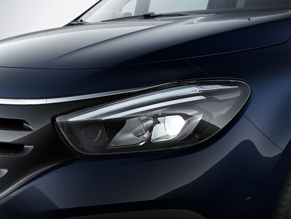 A kép a nagy teljesítményű LED fényszórók közelképét mutatja.