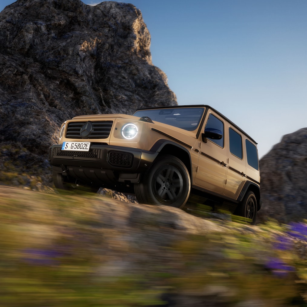Egy Mercedes-Benz G 580 halad a terepen.