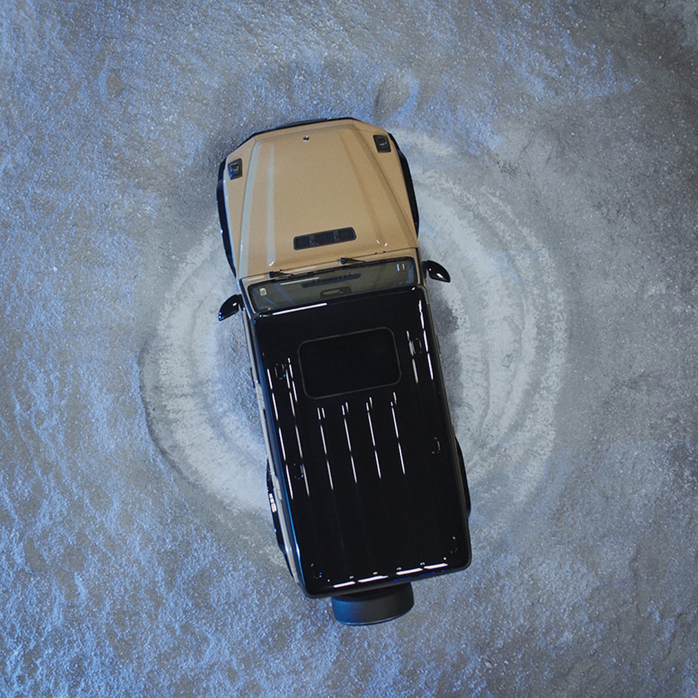 Egy Mercedes-Benz G 580 halad a terepen.