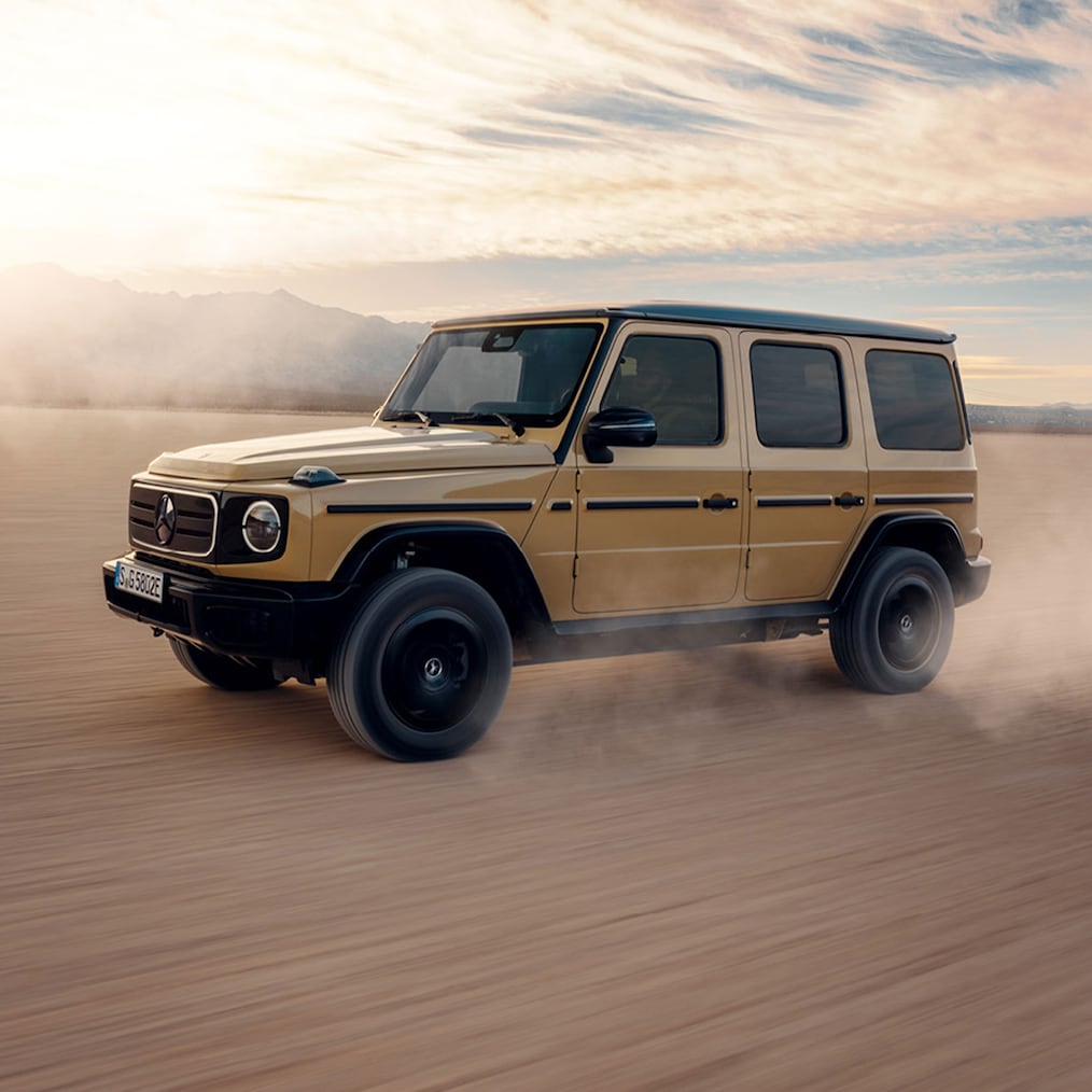  Egy Mercedes-Benz G 580 halad a terepen.