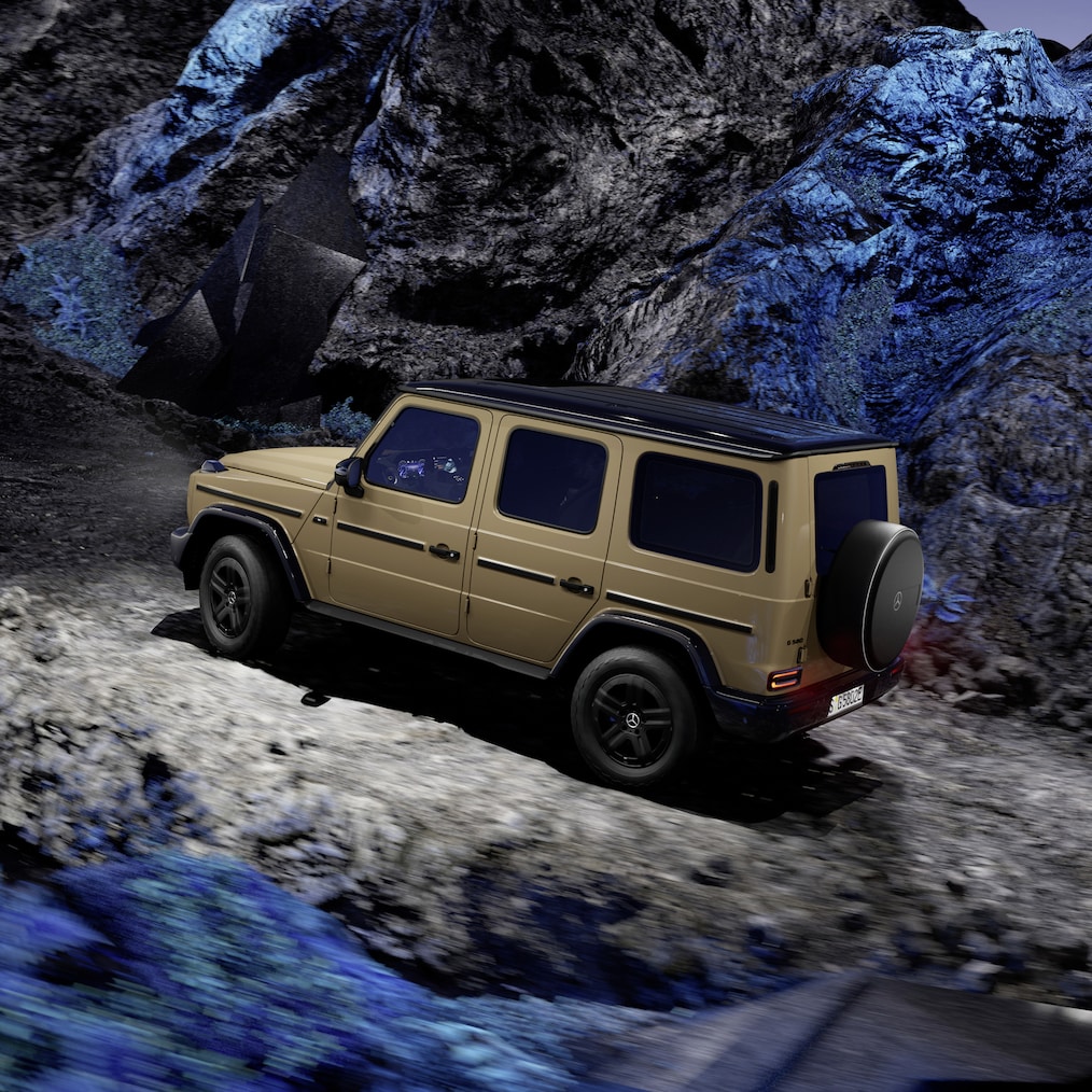  Egy Mercedes-Benz G 580 halad a terepen.