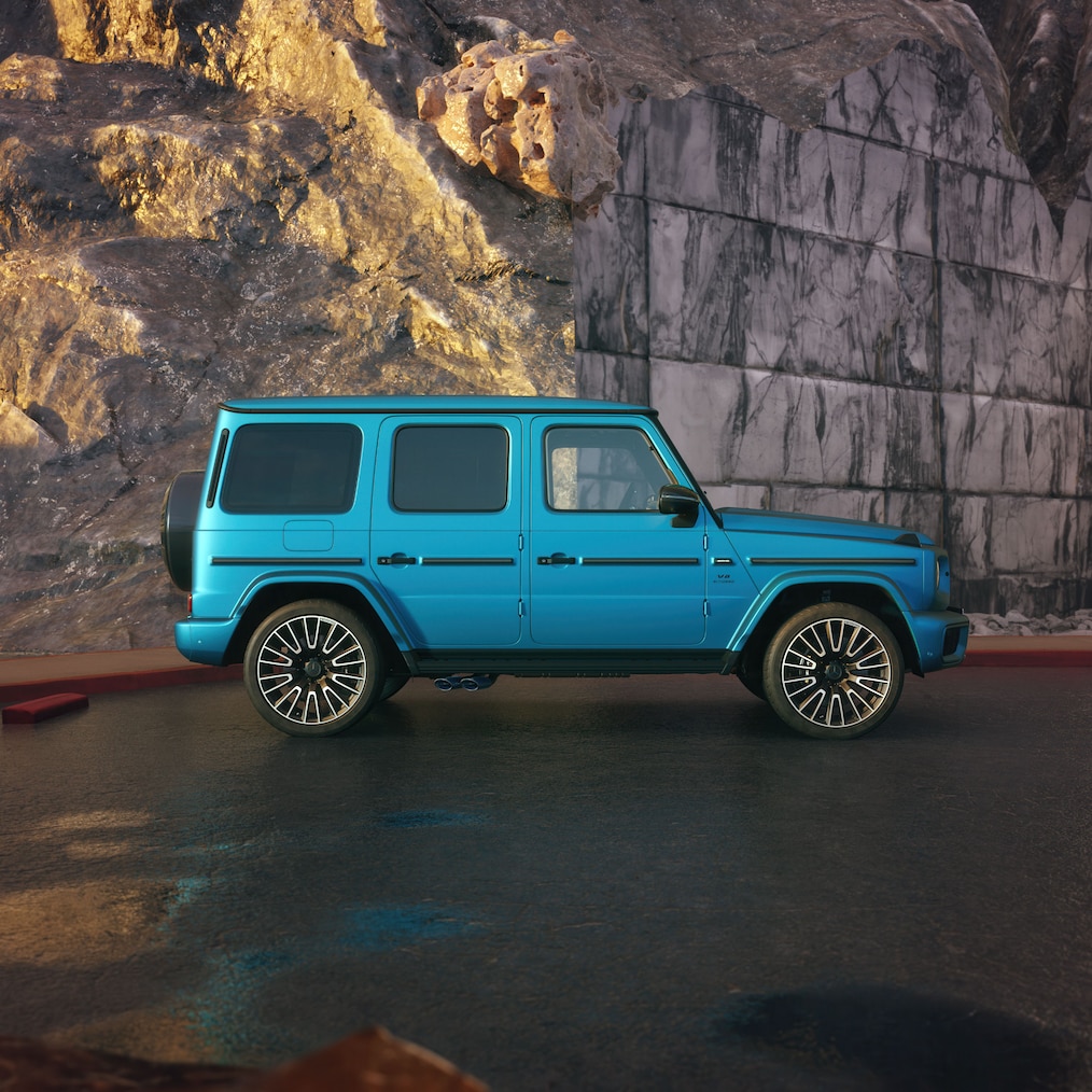 A MANUFAKTUR hiperkék magno fényezéssel rendelkező Mercedes-AMG G 63 elülső oldalnézete.