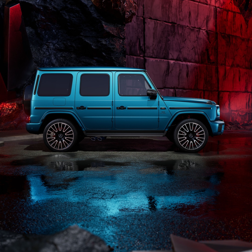 A MANUFAKTUR hiperkék magno fényezéssel rendelkező Mercedes-AMG G 63 elülső oldalnézete.