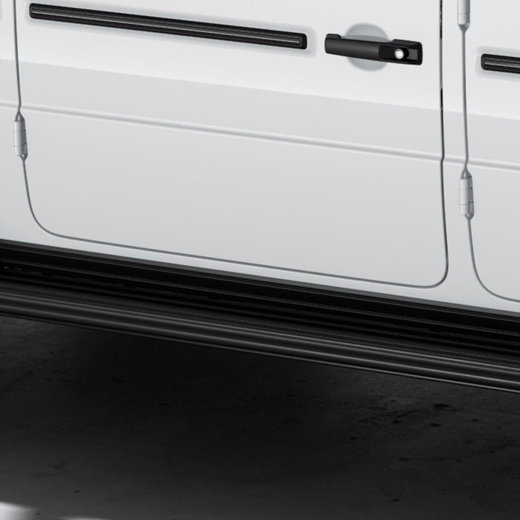 A fekete MANUFAKTUR fellépőkkel rendelkező Mercedes-Benz G 450 d hátsó oldalnézete (felülről).
