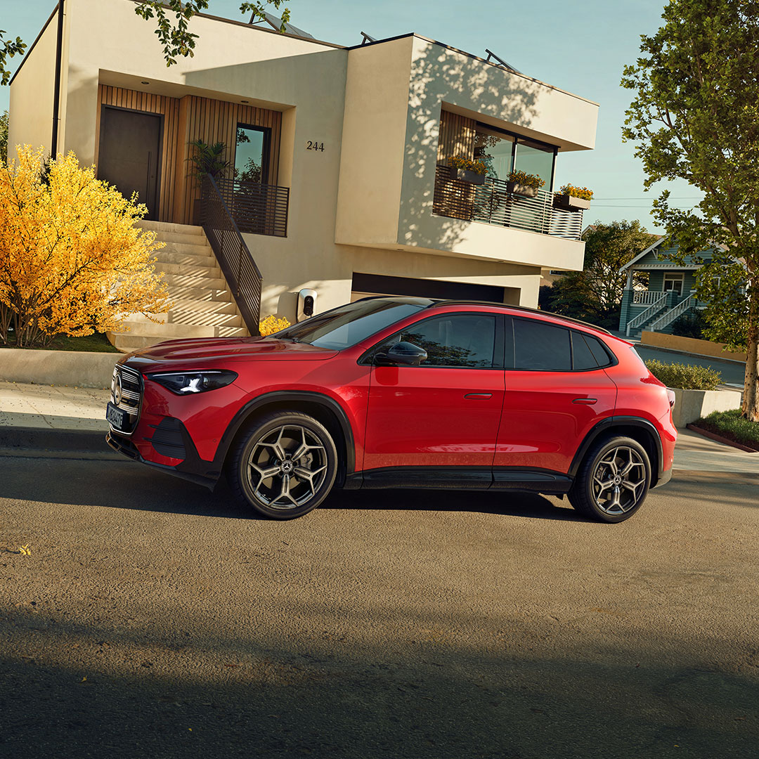 Piros Mercedes-Benz GLA parkol a ház előtt.