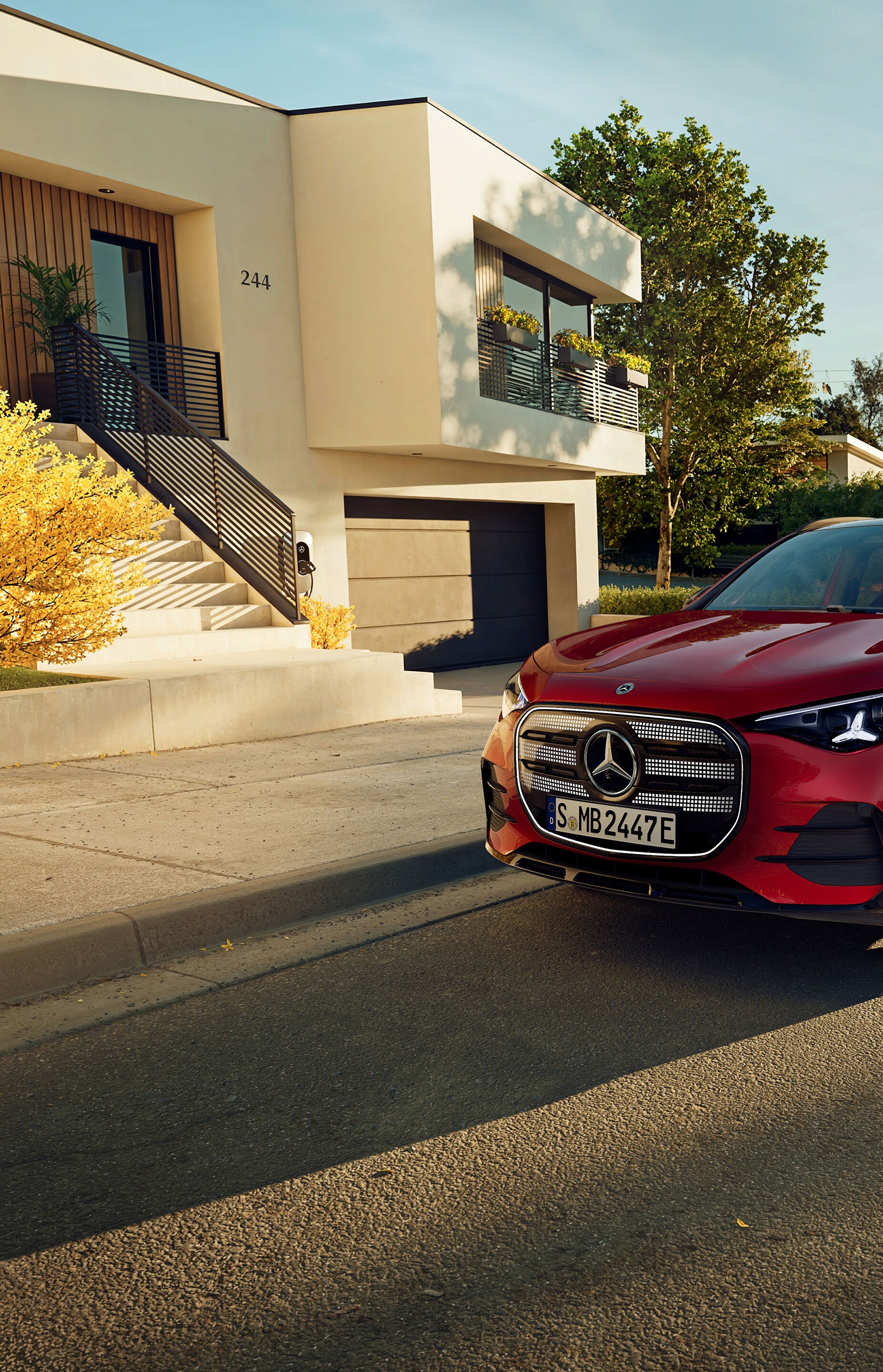 Az új, elektromos Mercedes-Benz GLA egy kávézó melletti parkolóhelyen áll.