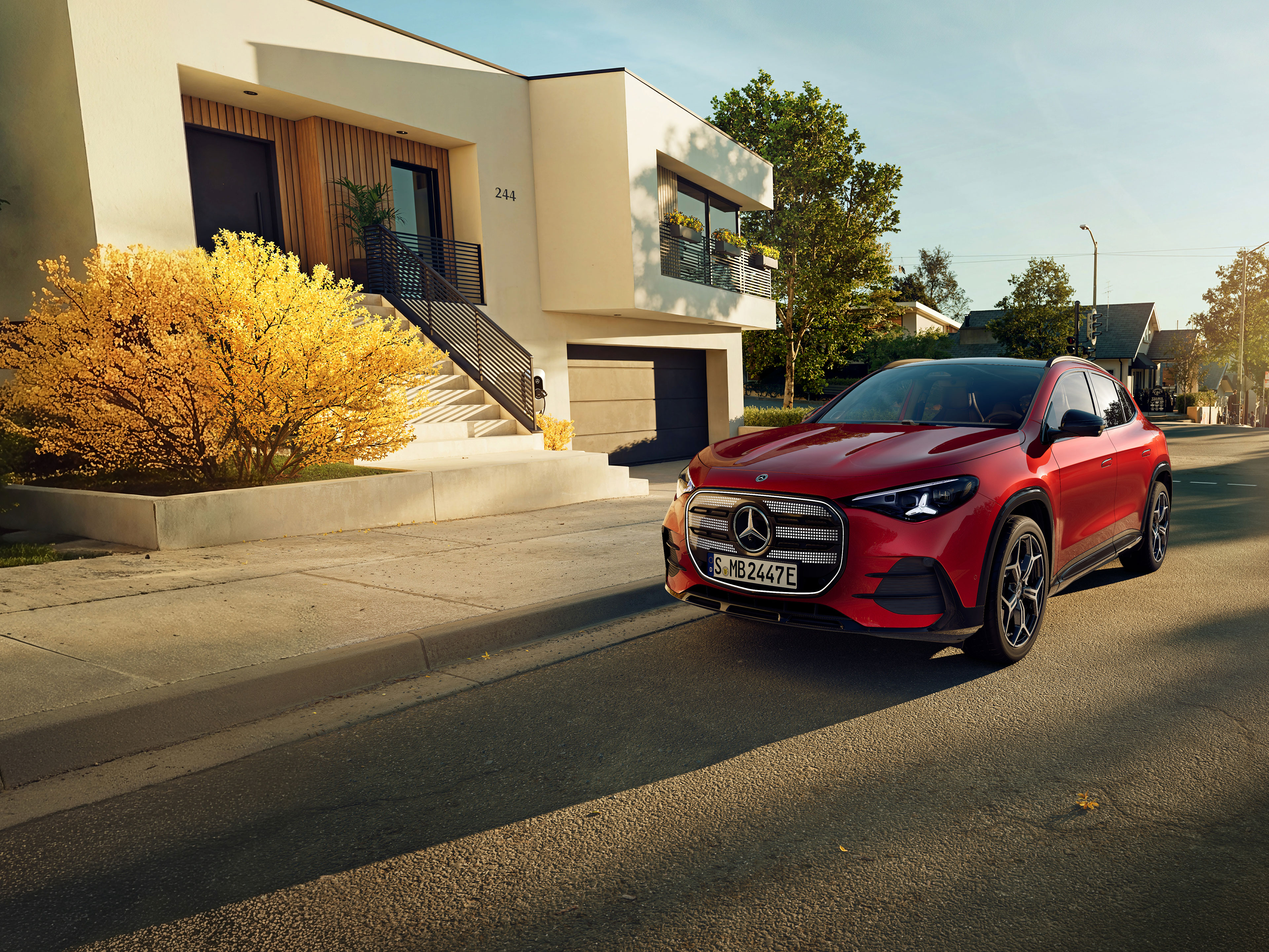 Külső megjelenés | Az új, elektromos GLA | Mercedes-Benz Az új, elektromos Mercedes-Benz GLA egy kávézó melletti parkolóhelyen áll.