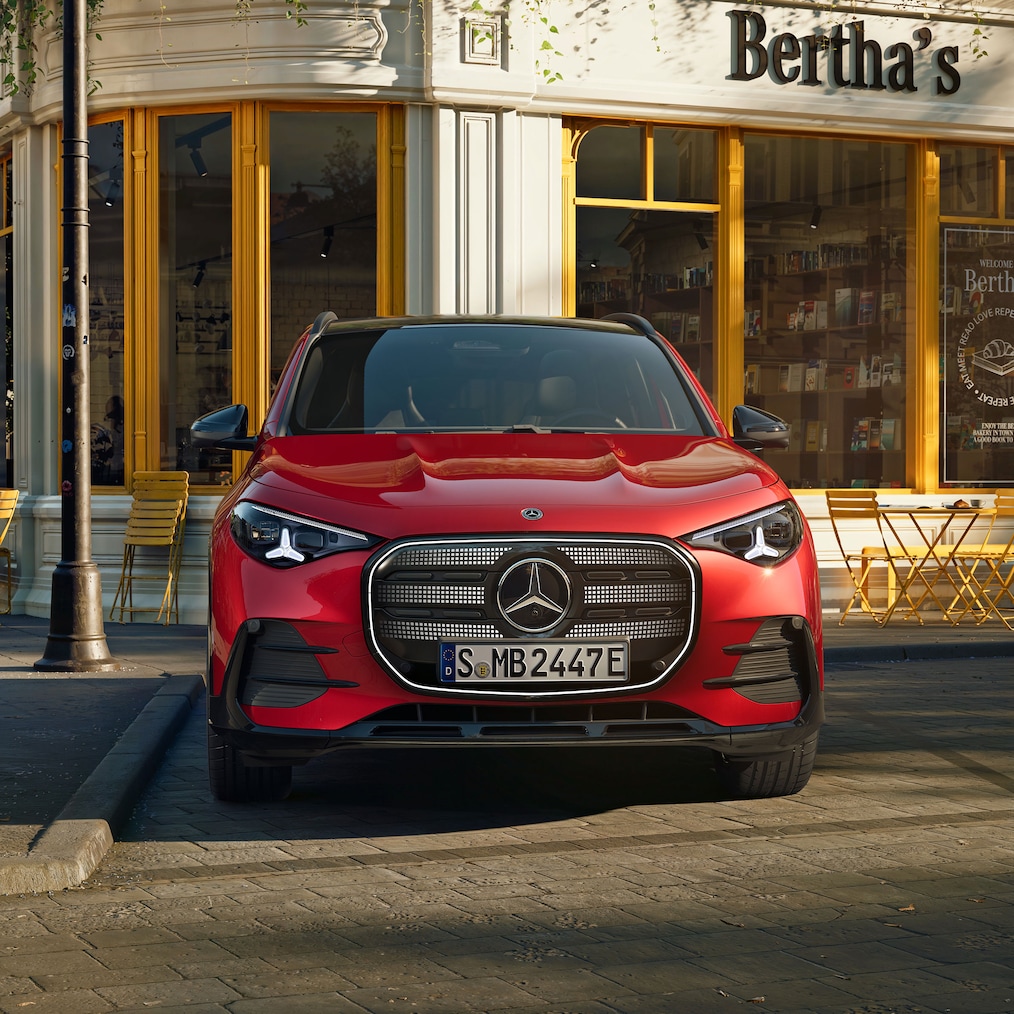Az új, elektromos Mercedes-Benz GLA 'iconic' hűtőmaszkja megvilágított panellel.