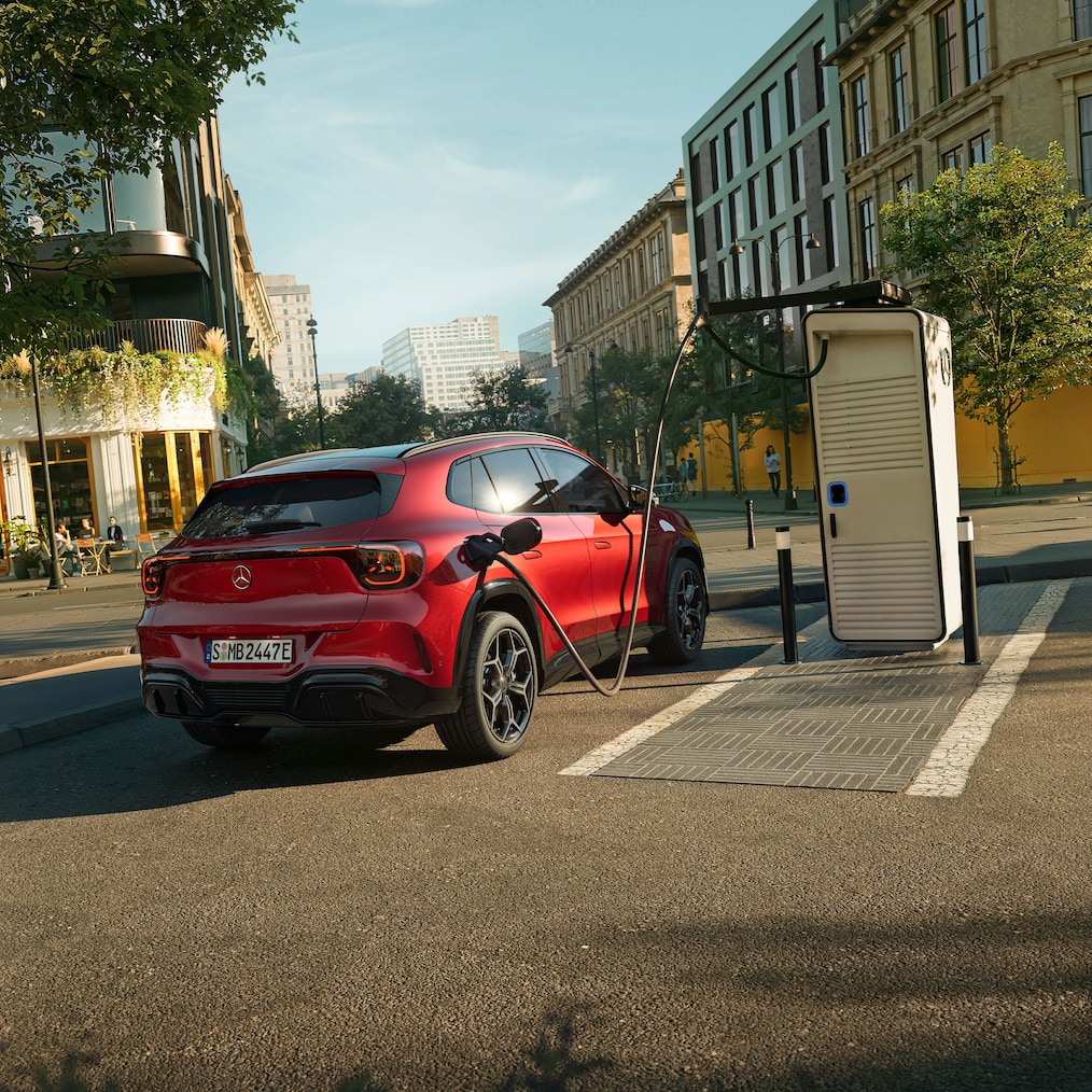 A vadonatúj, elektromos Mercedes-Benz GLA egy elektromos töltőállomáson parkol.