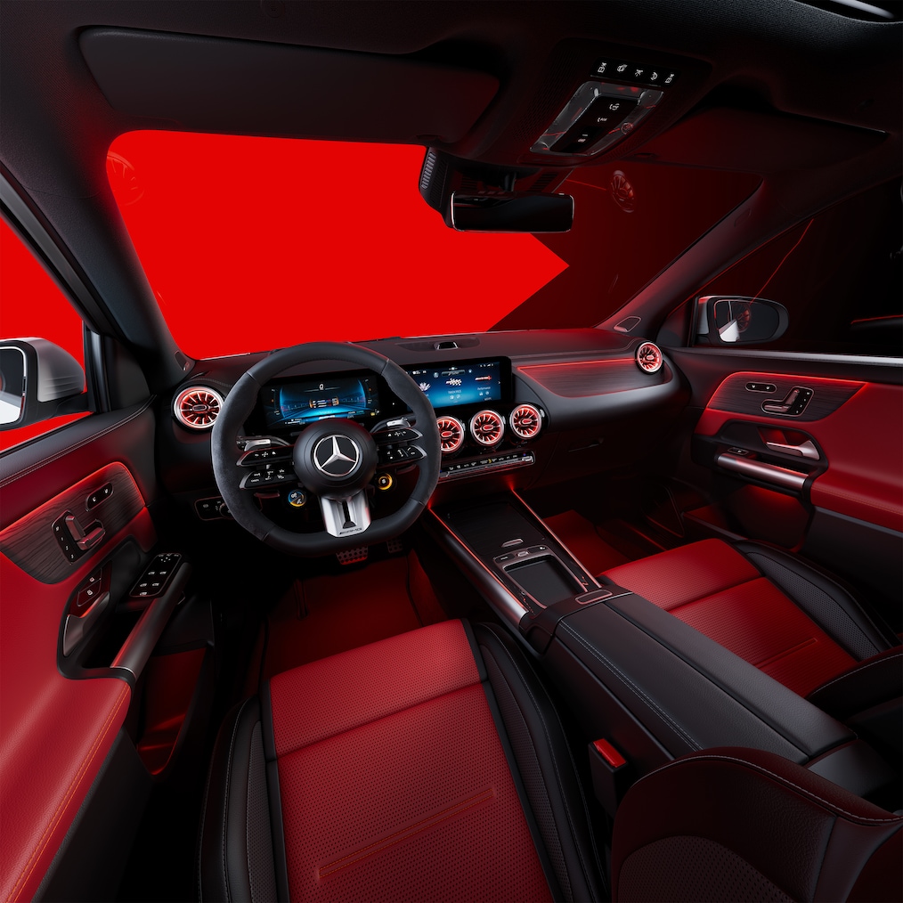 A Mercedes-AMG GLA belső tere AMG Performance ülésekkel és AMG Performance kormánykerékkel.