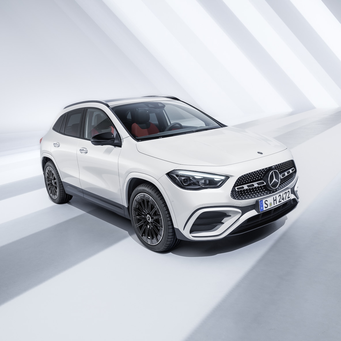 A Mercedes-Benz GLA oldalnézetben elölről.