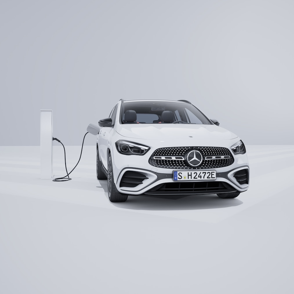 A Mercedes-Benz GLA plug-in hybrid elölnézetben.