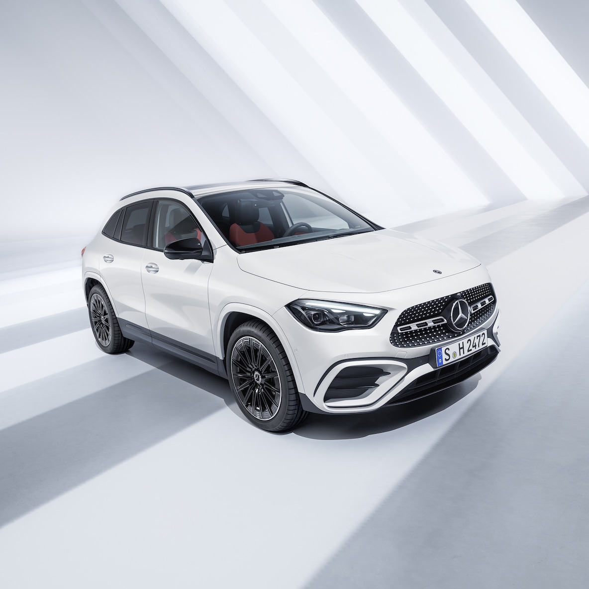 A Mercedes-Benz GLA oldalnézetben elölről.