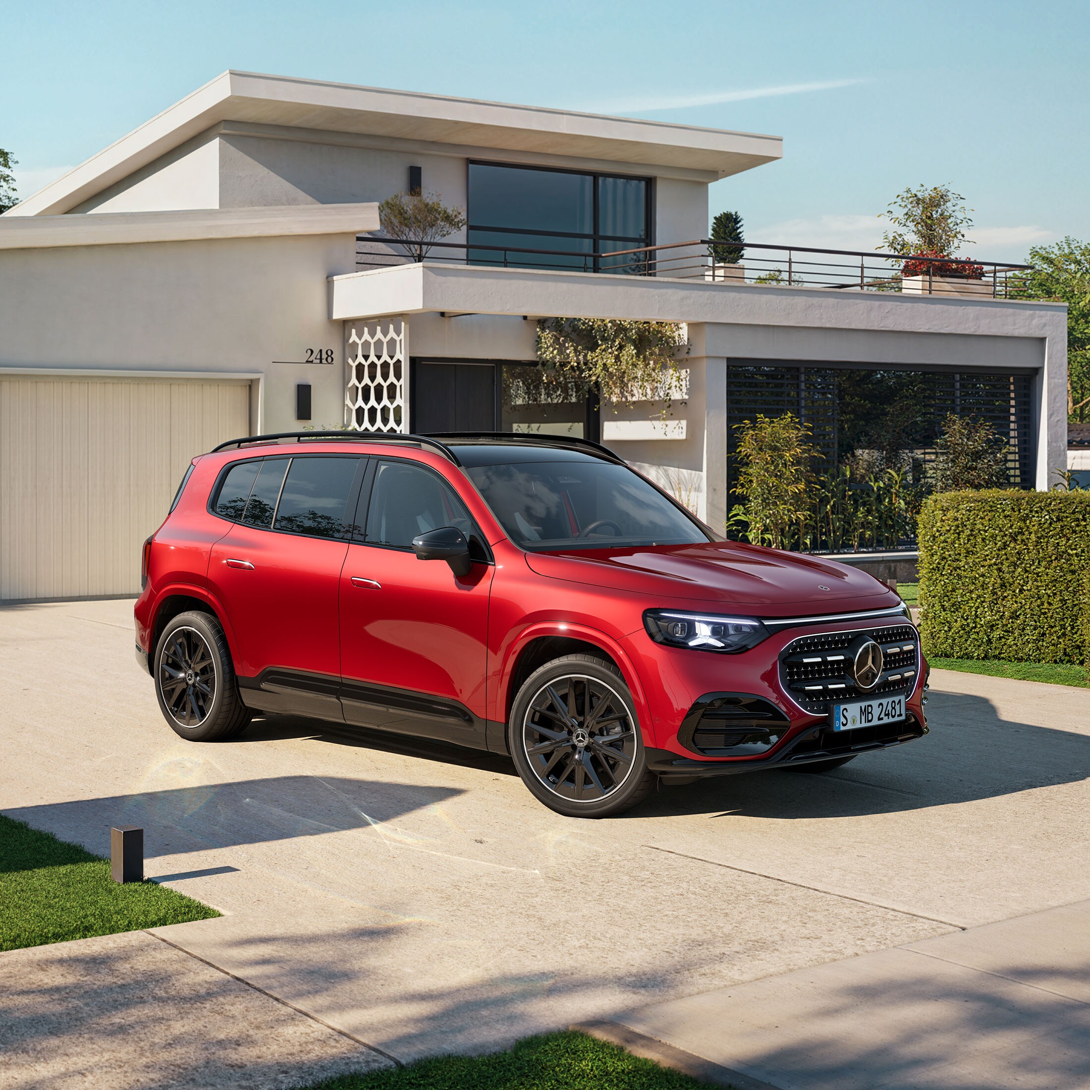 Piros, új és elektromos GLB parkolt a ház előtt